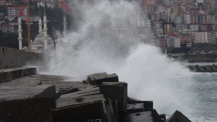 Zonguldak'ta dalgalar mendireği aştı, yük gemisi beşik gibi sallandı