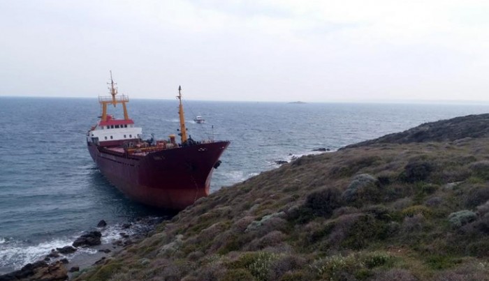 Bozcaada'da bir gemi karaya oturdu