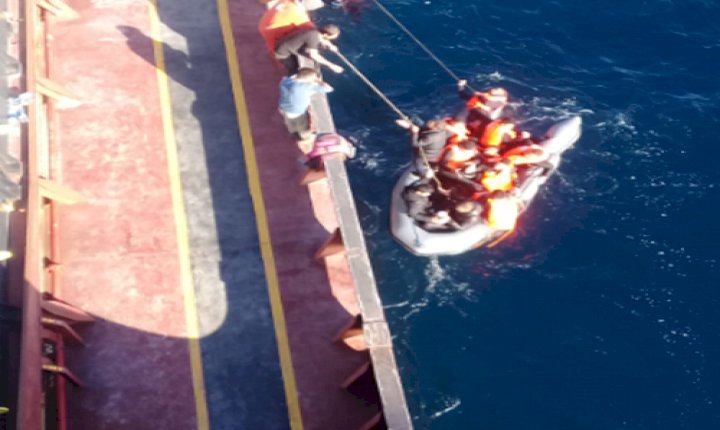 Türk mürettebat 4 gündür denizde bulunan 13 göçmeni kurtardı