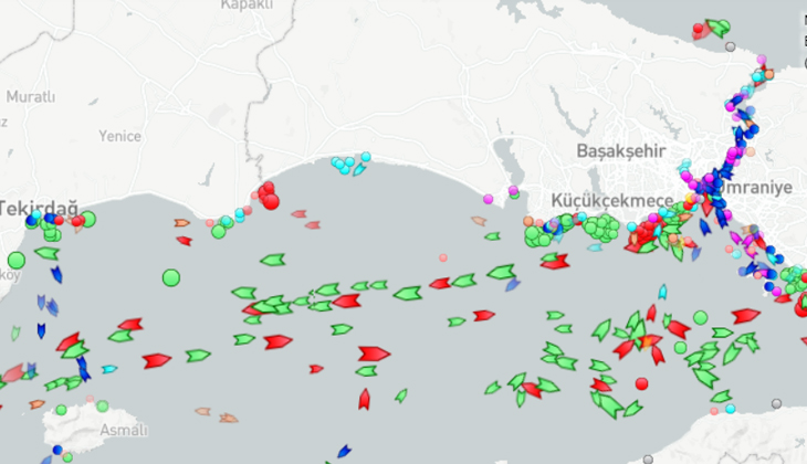 Marinetraffic'ten alınan görüntüde İstanbul Boğazı ve Marmara Denizi'ndeki yoğunluk göze çarpıyor...