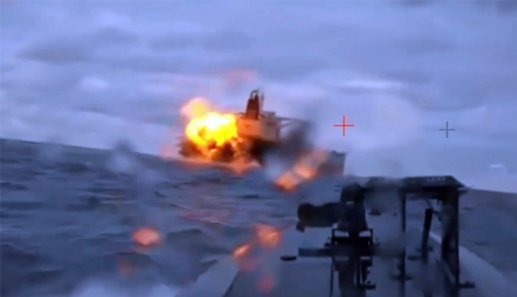 Karadeniz'de petrol tankerine saldırı! Gemi, ağır hasar aldı...