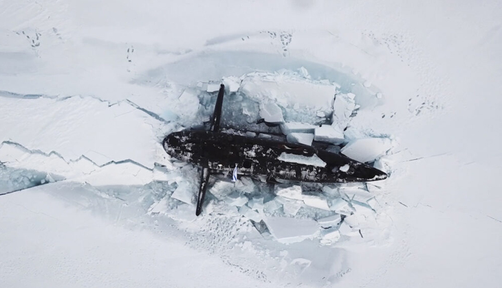 Üç nükleer denizaltının aynı anda buzları kırıp yüzeye çıktığı anın görüntüleri yayınlandı